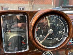 Image 12/19 of Mercedes-Benz 220 SE b (1963)