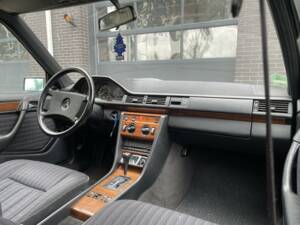 Bild 2/8 von Mercedes-Benz 300 E (1990)