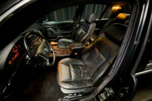 Image 18/41 of BMW 750i (2000)