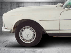 Image 23/34 of Mercedes-Benz 280 SL (1968)