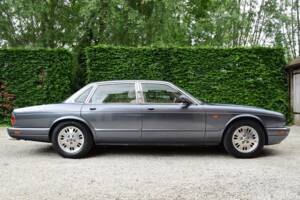Image 11/40 of Jaguar XJ 6 4.0 Sovereign (1995)