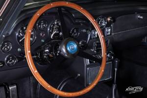 Image 4/10 of Aston Martin DB 5 Vantage (1965)