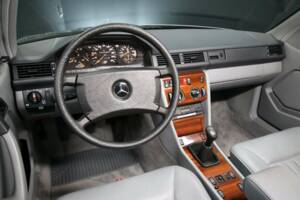 Afbeelding 16/50 van Mercedes-Benz 230 CE (1988)