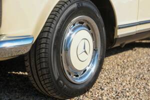 Image 48/50 of Mercedes-Benz 250 SL (1967)