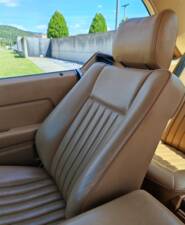 Image 32/42 of Mercedes-Benz 300 CE (1988)