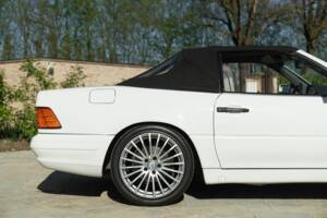 Image 21/50 of Mercedes-Benz SL 320 (1997)