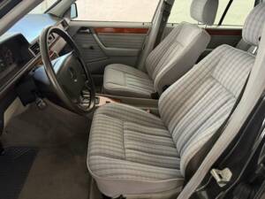 Image 36/43 of Mercedes-Benz 230 TE (1992)