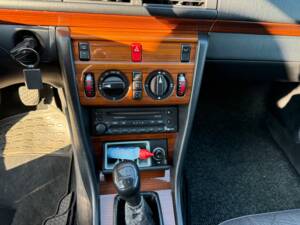 Bild 13/17 von Mercedes-Benz E 200 (1994)