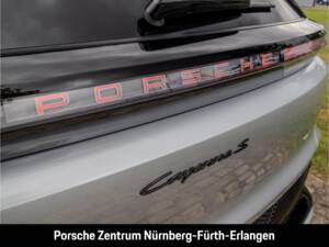 Image 44/50 of Porsche Cayenne S Electric (2026)