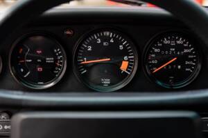 Image 24/29 of Porsche 911 Carrera 3.2 (1989)