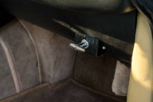 Immagine 28/36 di Aston Martin DB 6 Mk II (1970)