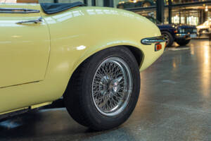 Image 11/28 of Jaguar E-Type V12 (1974)