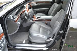 Image 9/50 of Mercedes-Benz S 500 (2006)