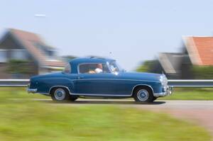 Image 4/5 de Mercedes-Benz 220 SE (1960)