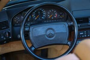 Image 22/50 of Mercedes-Benz 500 SL (1990)