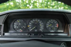 Image 38/50 of Mercedes-Benz 190 E 2.3-16 (1985)