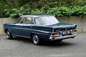 Image 2/76 de Mercedes-Benz 220 S b (1963)