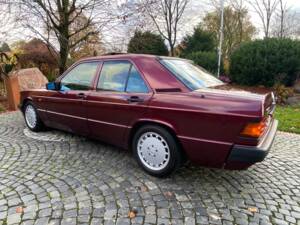 Image 6/27 of Mercedes-Benz 190 E 1.8 Avantgarde &quot;Rosso&quot; (1993)