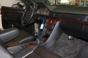 Immagine 22/43 di Mercedes-Benz E 200 (1994)