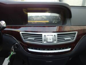Image 39/98 of Mercedes-Benz S 500 L (2007)