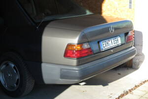 Image 54/92 de Mercedes-Benz 200 D (1989)