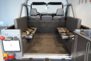 Bild 18/29 von Land Rover 90 (1988)
