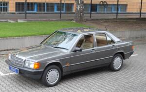 Image 2/27 of Mercedes-Benz 190 E (1987)
