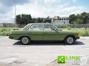 Image 3/10 de Mercedes-Benz 240 D (1982)