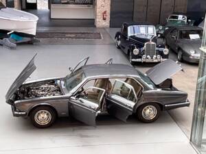 Image 2/27 of Jaguar Sovereign H.E. V12 (1984)