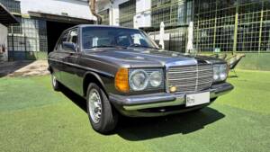 Image 9/71 of Mercedes-Benz 240 D (1980)