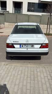 Immagine 3/33 di Mercedes-Benz 230 E (1992)