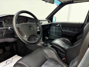 Image 14/21 of Mercedes-Benz 190 E 2.5-16 (1993)