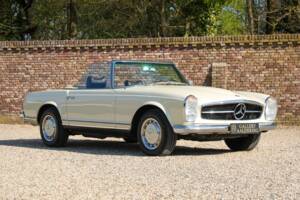 Image 33/50 of Mercedes-Benz 250 SL (1967)