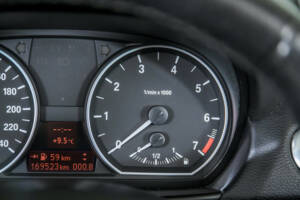 Image 24/50 of BMW 118i (2008)