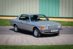 Image 1/28 of Mercedes-Benz 230 CE (1984)