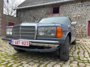 Image 11/23 of Mercedes-Benz 230 E (1984)