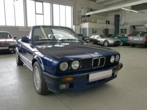 Image 22/37 of BMW 325i (1991)