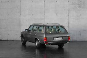 Immagine 2/49 di Mercedes-Benz 230 TE (1981)
