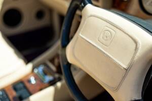 Image 22/46 of Bentley Azure (1997)