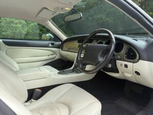 Image 14/23 of Jaguar XK8 4.0 (2001)