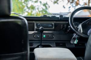 Image 36/50 of Land Rover Defender 90 "50th Anniversary" (1998)