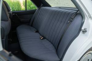 Afbeelding 23/44 van Mercedes-Benz 190 E (1987)