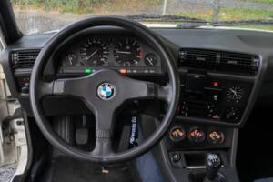 Immagine 2/8 di BMW 325i (1987)
