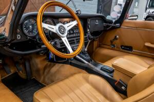 Image 10/34 de Jaguar Type E V12 (1972)