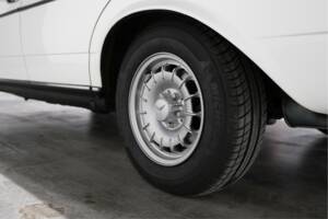 Imagen 13/27 de Mercedes-Benz 230 (1977)