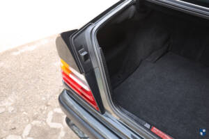 Image 33/98 of Mercedes-Benz 300 E-24 (1992)