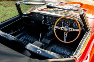 Image 28/50 de Jaguar E-Type (1969)
