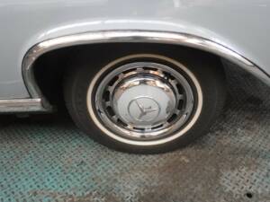 Image 20/50 de Mercedes-Benz 220 SE b (1963)