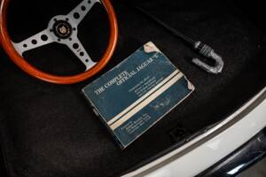 Image 17/53 de Jaguar E-Type (1970)