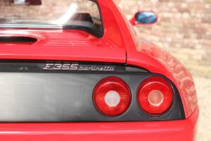 Bild 40/50 von Ferrari F 355 Berlinetta (1996)